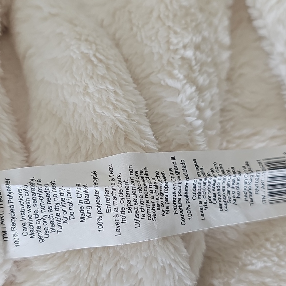 Berkshire Blanket Classic Extra-Fluffy™ Plush Blanket King Size, Soft Fuzzy Fluf - Picture 4 of 9